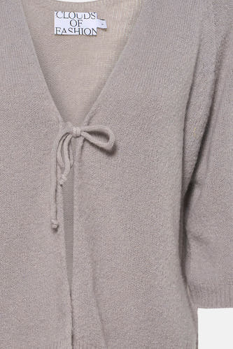 Grijze V-hals trui van Clouds of Fashion met strikdetail aan de voorkant, fijn gebreid.