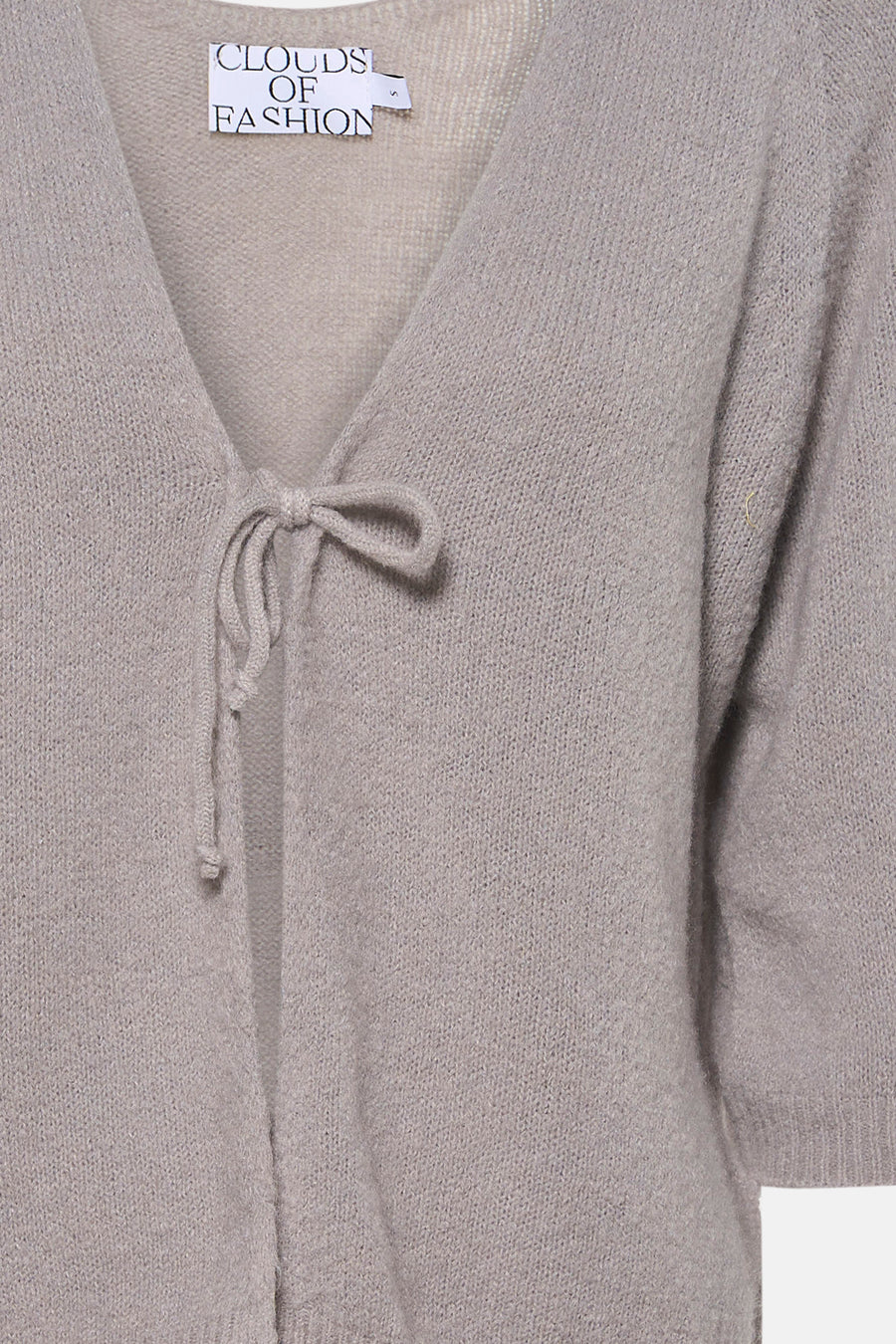 Grijze V-hals trui van Clouds of Fashion met strikdetail aan de voorkant, fijn gebreid.