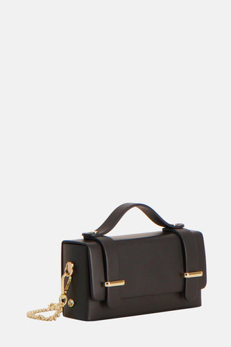 Zwarte leren handtas met gouden details.
