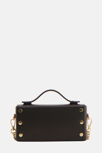 Zwarte handtas met gouden details.
