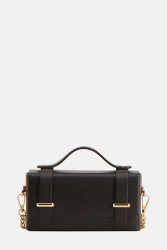 Sac à main noir de Clouds of Fashion, avec des détails dorés et une courte chaîne comme bandoulière.