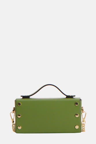 Groene handtas van Clouds of Fashion met gouden studs en handvat.

