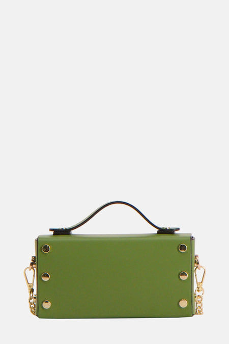 Groene handtas van Clouds of Fashion met gouden studs en handvat.
