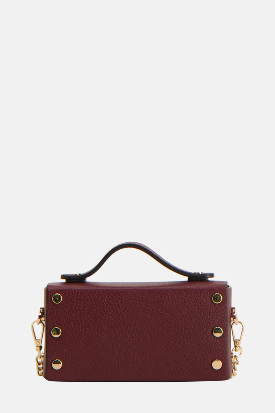 Bordeauxrode, rechthoekige handtas met zwarte handgreep en gouden details.