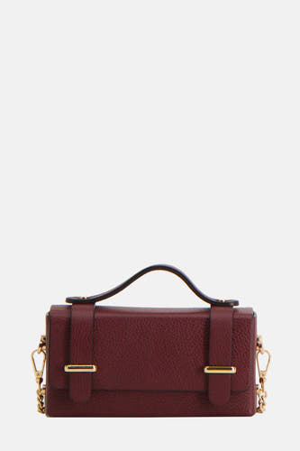 Bordeaux handtas van Clouds of Fashion, met gouden accenten en een fijne korrelstructuur.
