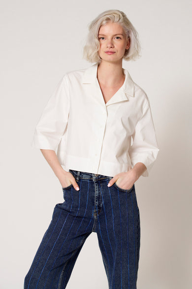Chemisier blanc à manches trois-quarts de Clouds of Fashion, avec fermeture à boutons et col classique.