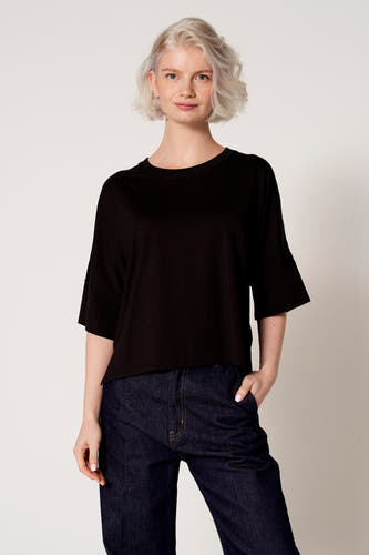 Zwart T-shirt met korte mouwen van Clouds of Fashion, gedragen met donkerblauwe jeans.