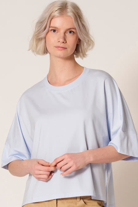 T-shirt bleu à manches courtes de Clouds of Fashion, coupe décontractée et couleur bleu clair.