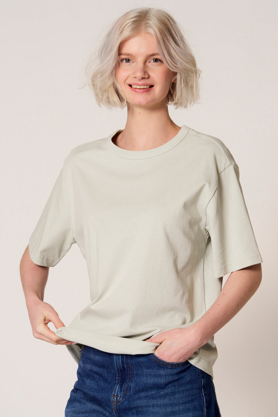 Blauw T-shirt met korte mouwen van Clouds of Fashion, gedragen met een jeansbroek.