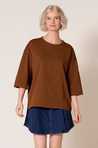 Bruin T-shirt met korte mouwen van Clouds of Fashion, gecombineerd met een donkerblauwe rok.