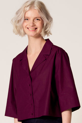 Paarse blouse met driekwart mouwen van Clouds of Fashion, effen van kleur met een kraag en knoopsluiting.
