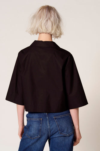 Zwarte blouse met driekwart mouwen van Clouds of Fashion, gezien van achteren, gedragen met een donkerblauwe jeans.