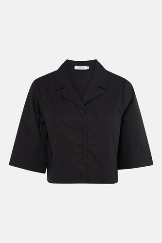 Zwarte blouse van Clouds of Fashion met korte mouwen en een knoopsluiting.