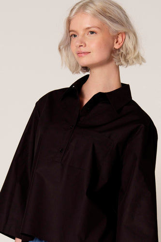 Zwarte blouse met driekwartmouwen van Clouds of Fashion, met een borstzak en een klassieke kraag.