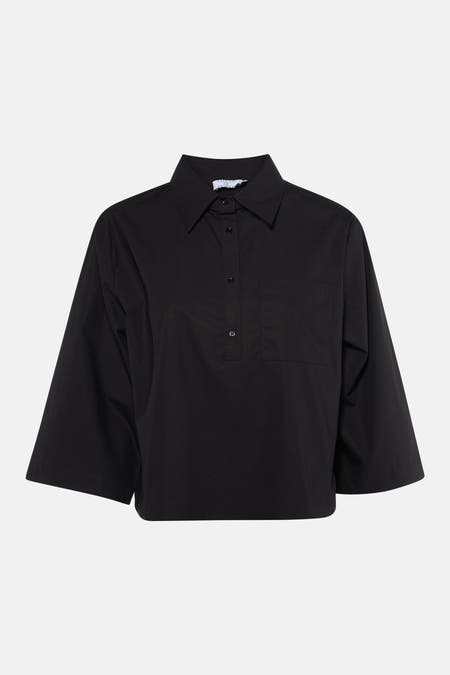 Zwarte blouse van Clouds of Fashion met driekwart mouwen, knoopsluiting en borstzak.
