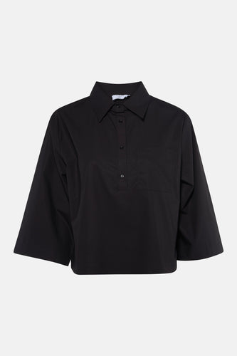 Zwarte blouse van Clouds of Fashion met driekwart mouwen, knoopsluiting en borstzak.