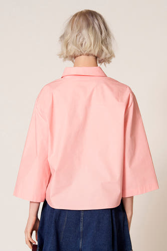 Roze blouse met driekwart mouwen van Clouds of Fashion, gezien van achter met een donkerblauwe rok.
