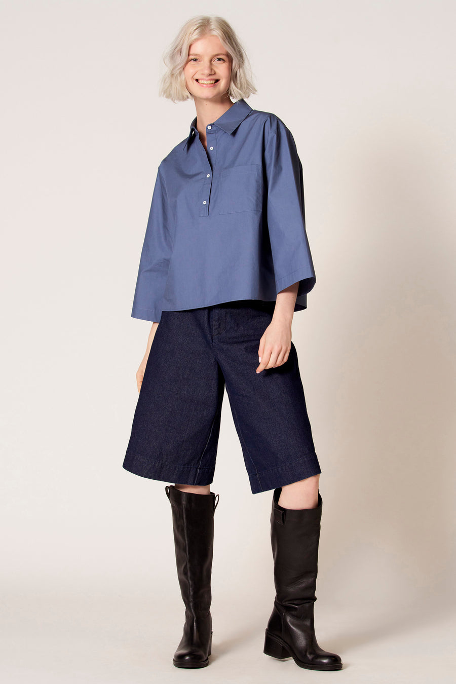 Blouse bleue à manches trois-quarts de Clouds of Fashion, vue de l'arrière, associée à un pantalon bleu marine.