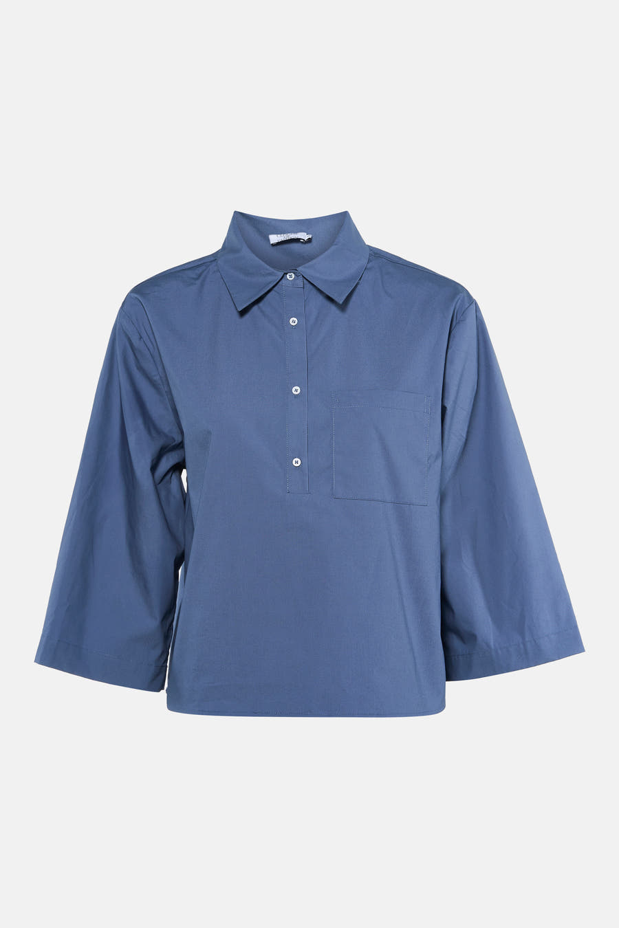 Blauwe blouse van Clouds of Fashion, met driekwart mouwen, knoopsluiting en een borstzak.