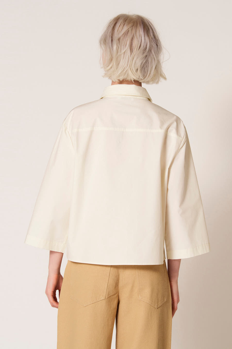 Witte blouse van Clouds of Fashion, gezien van achteren, met driekwart mouwen en een klassieke kraag.