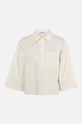 Witte blouse van Clouds of Fashion met driekwart mouwen, een borstzak en knoopsluiting.