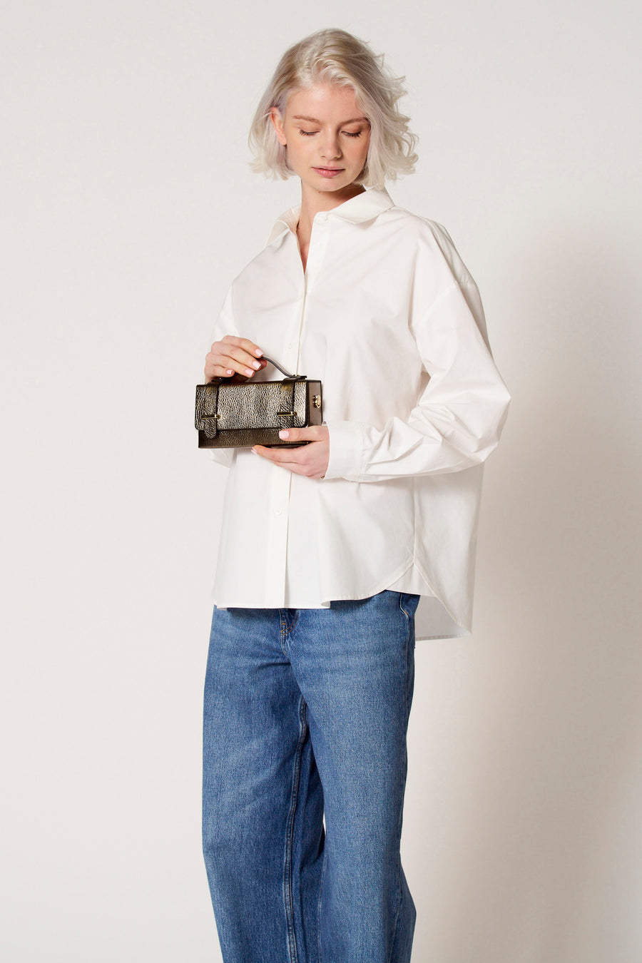 Witte blouse met lange mouwen van Clouds of Fashion, gedragen met jeans.