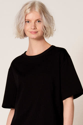 Zwart T-shirt met korte mouwen van Clouds of Fashion, met een ronde hals en losse pasvorm.
