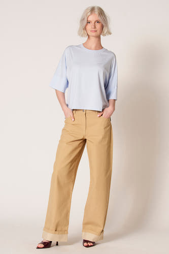 Blauw T-shirt met korte mouwen van Clouds of Fashion, met omgeslagen broek en hakken.