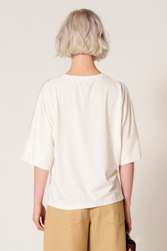 Ecru T-shirt met korte mouwen van Clouds of Fashion, gezien van achteren, gecombineerd met een kaki broek.