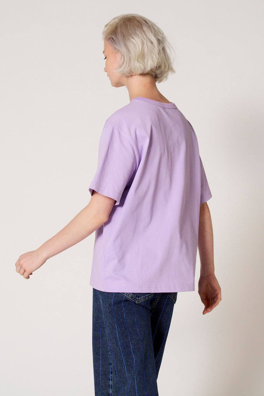 Paars T-shirt met korte mouwen van Clouds of Fashion, met effen kleur, gecombineerd met een jeans met verticale strepen.