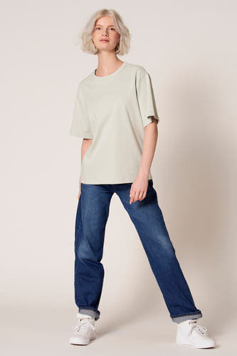 Blauw T-shirt met korte mouwen van Clouds of Fashion, gecombineerd met jeans en witte sneakers.