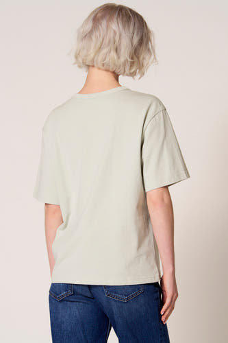 Lichtgroen T-shirt met korte mouwen van Clouds of Fashion, met rechte pasvorm en blauwe jeans.
