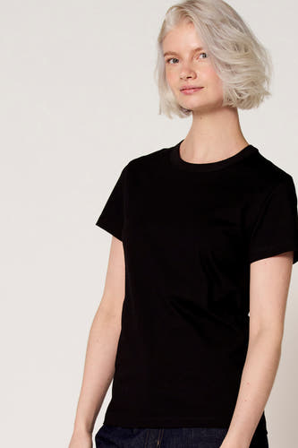 Zwart T-shirt met korte mouwen van Clouds of Fashion, gedragen door een vrouw met kort blond haar.