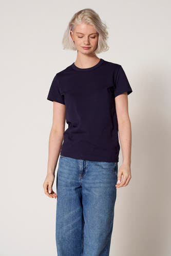 T-shirt bleu à manches courtes de Clouds of Fashion, porté avec un jean ample.