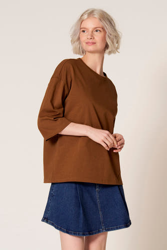Bruin T-shirt met korte mouwen van Clouds of Fashion, met een losse pasvorm en een donkerblauwe rok.
