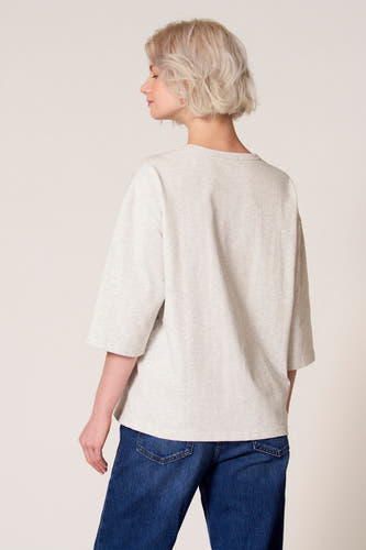 Grijs T-shirt met korte mouwen van Clouds of Fashion, met een losse pasvorm en gecombineerd met een blauwe jeans.
