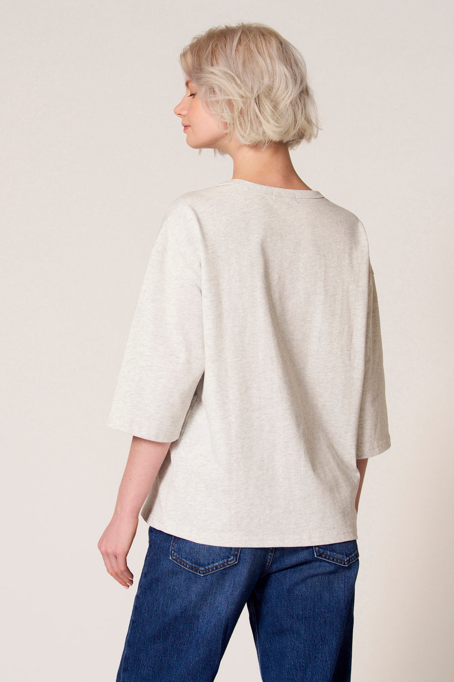 Grijs T-shirt met korte mouwen van Clouds of Fashion, met een losse pasvorm en gecombineerd met een blauwe jeans.