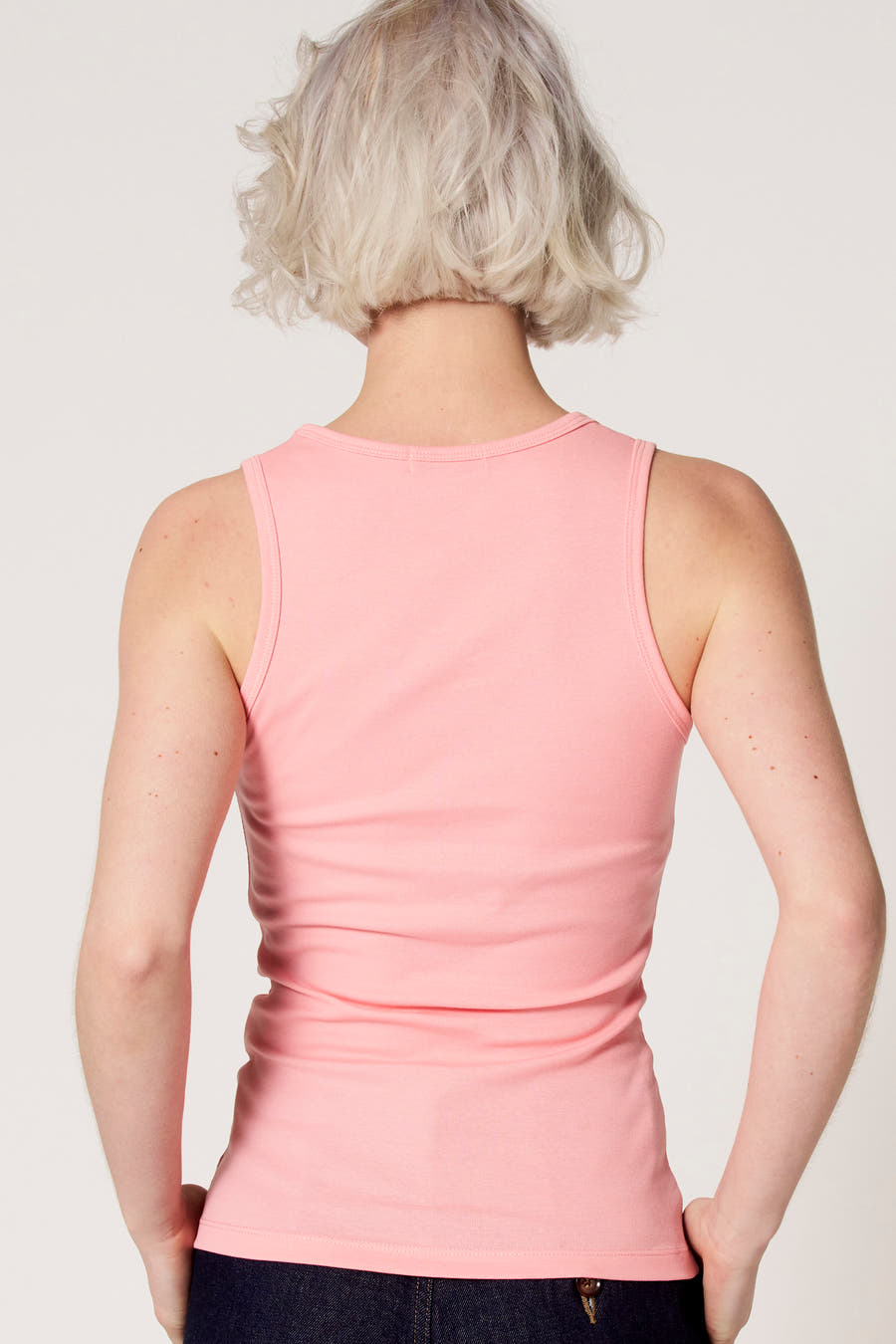 Roze singlet van Clouds of Fashion, gezien van achteren, met een effen ontwerp en een aansluitende pasvorm.