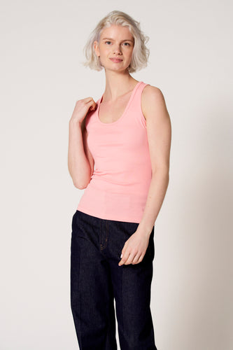 Roze singlet van Clouds of Fashion, met een ronde hals en gedragen met een donkere jeans.
