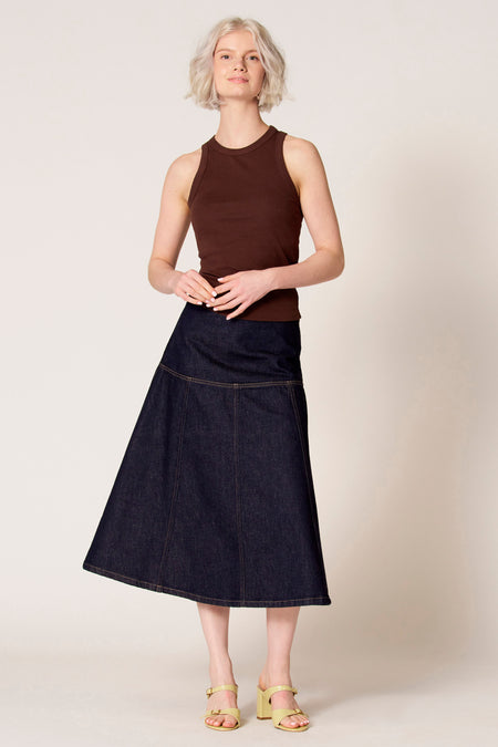 Bruine singlet van Clouds of Fashion, gecombineerd met een denim rok en lichte hakken.
