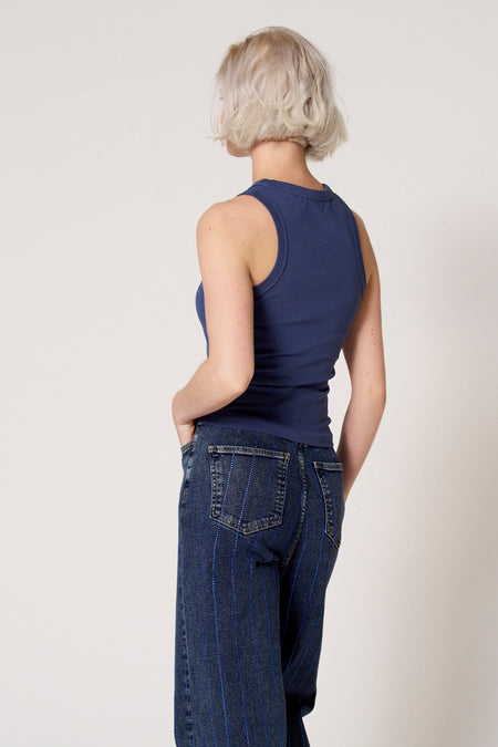 Blauwe singlet van Clouds of Fashion, met een effen kleur en gedragen met gestreepte jeans.