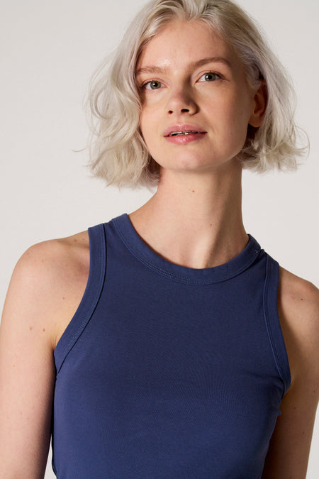 Blauwe singlet van Clouds of Fashion, met een effen kleur en ronde halslijn, gedragen door een model.
