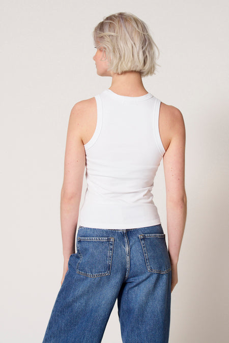 Witte singlet van Clouds of Fashion, gezien van achteren, gecombineerd met blauwe jeans.
