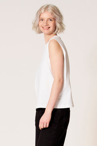 Witte singlet van Clouds of Fashion, met een eenvoudig design, gedragen met een zwarte broek.