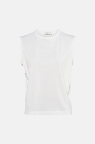 Witte singlet van Clouds of Fashion, mouwloos en zonder versieringen, op een witte achtergrond.
