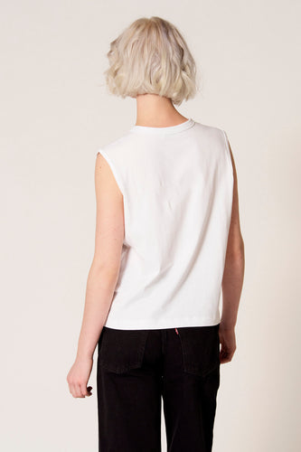 Witte singlet van Clouds of Fashion, gezien van achteren, gecombineerd met een zwarte broek.