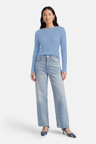 Blauw T-shirt met lange mouwen van HAILYS, met een fijn gebreid patroon en gedragen met jeans en slingbacks.
