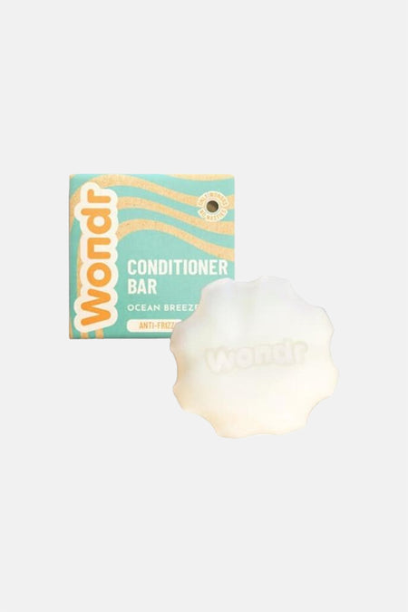 Witte conditioner bar van Wondr Care, met teal verpakking met oranje golfpatroon en 'Wondr' logo.