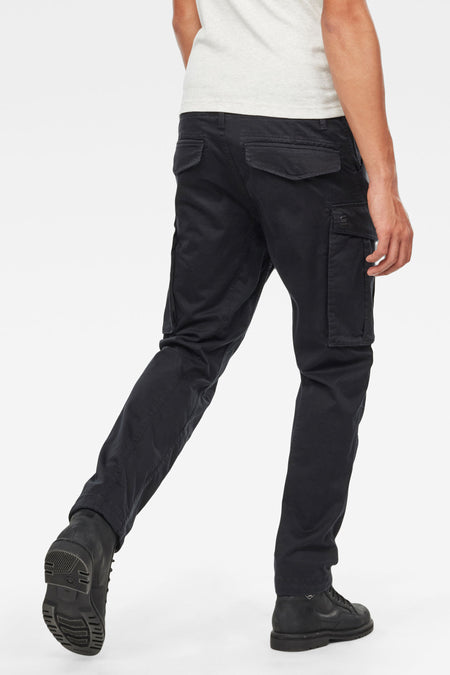 Zwarte cargobroek van G-Star RAW, gezien van achteren, met zakken op de pijpen en bijpassende laarzen.