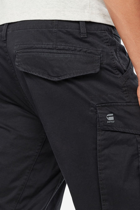 Zwarte cargobroek van G-Star RAW, met klepzakken en een subtiel logo op de cargozak.